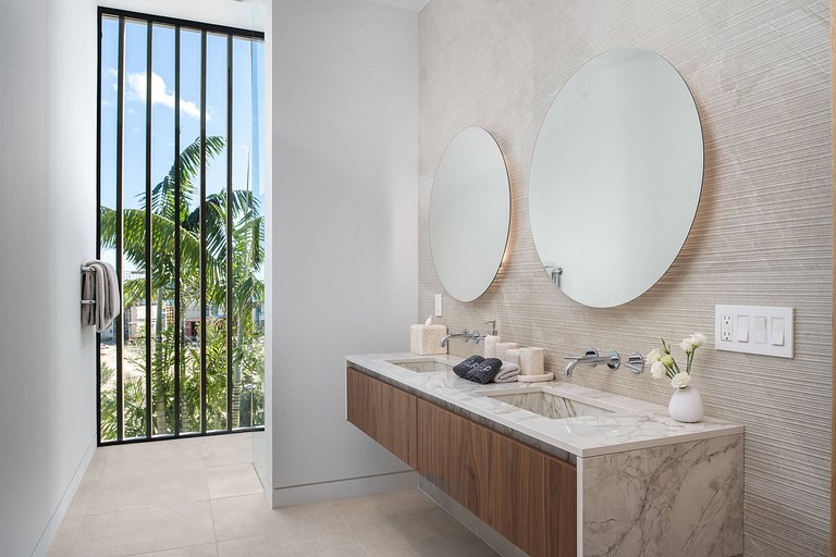 Tci009 – Luxury beachfront villa in Emerald Point