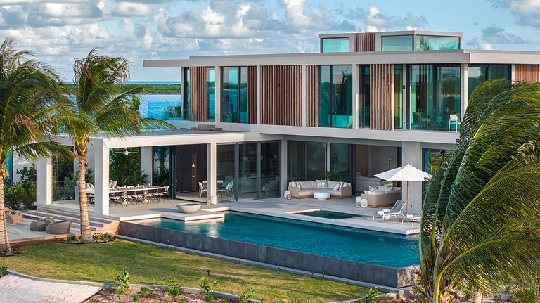Tci009 – Luxury beachfront villa in Emerald Point