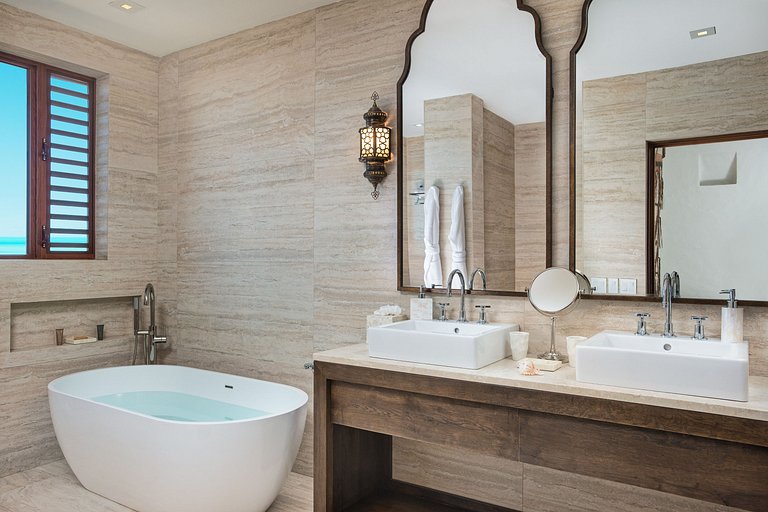 Tci013 – Luxury villa with private beach in Turtle Tail