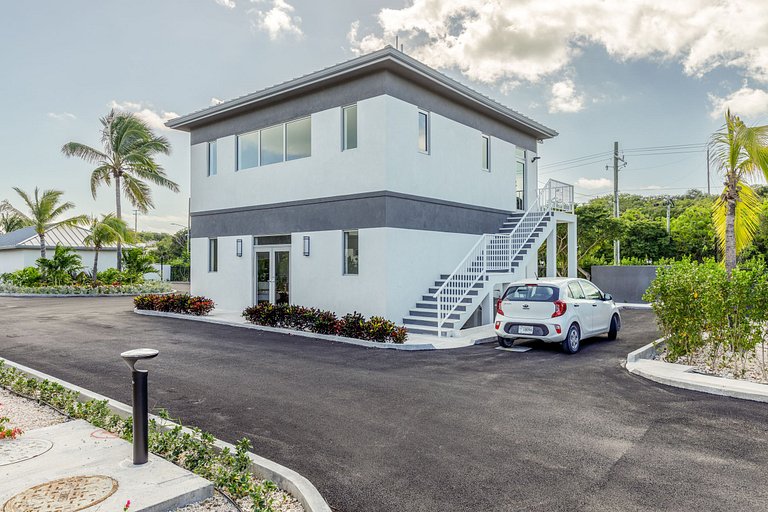 Tci016 – Modern oceanfront villa in Grace Bay