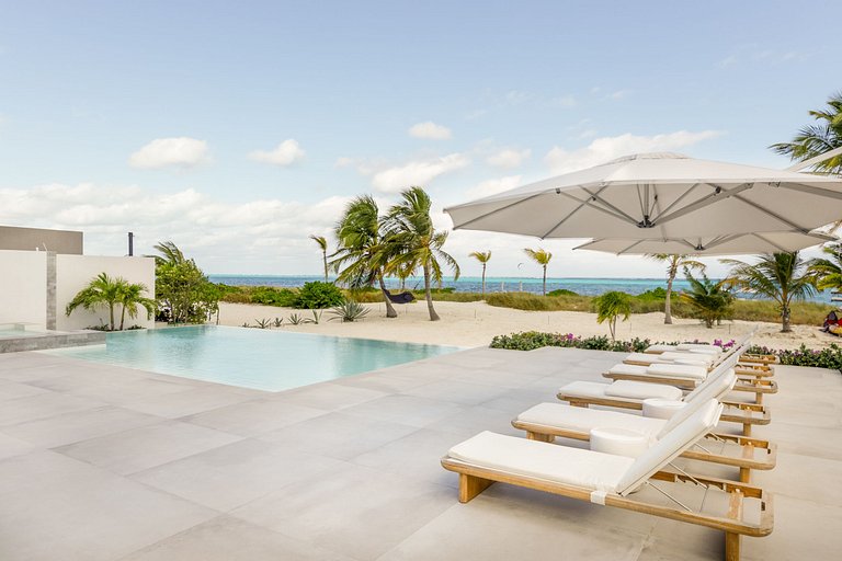 Tci016 – Modern oceanfront villa in Grace Bay