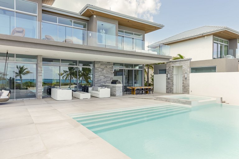Tci016 – Modern oceanfront villa in Grace Bay