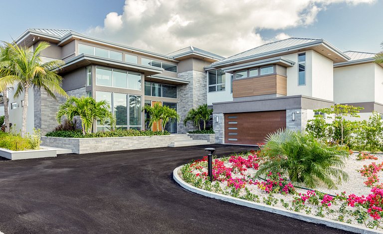 Tci016 – Modern oceanfront villa in Grace Bay