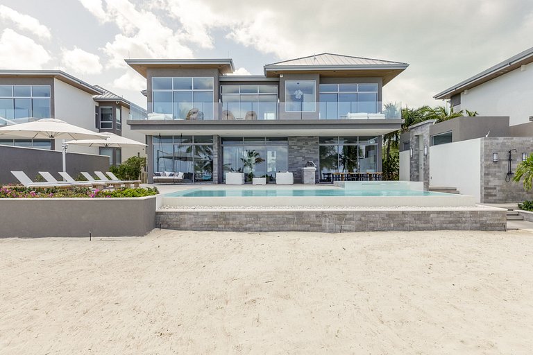 Tci016 – Modern oceanfront villa in Grace Bay