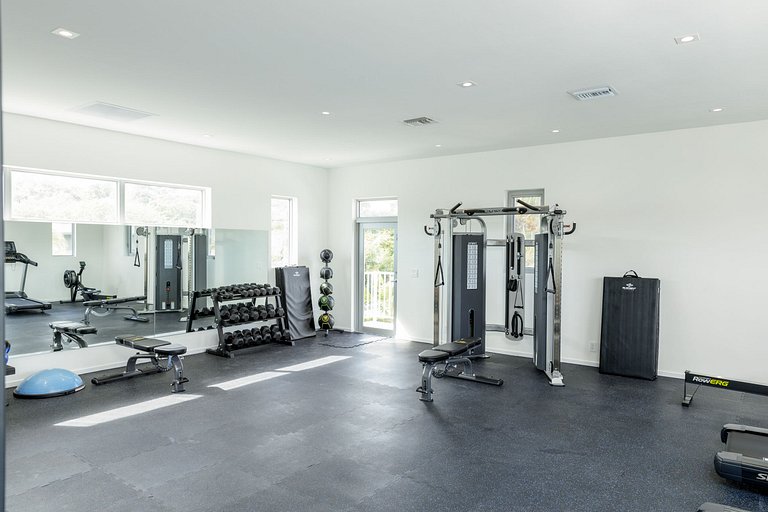 Tci016 – Modern oceanfront villa in Grace Bay