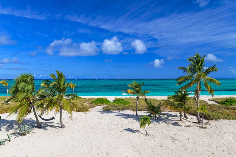 Tci016 – Modern oceanfront villa in Grace Bay
