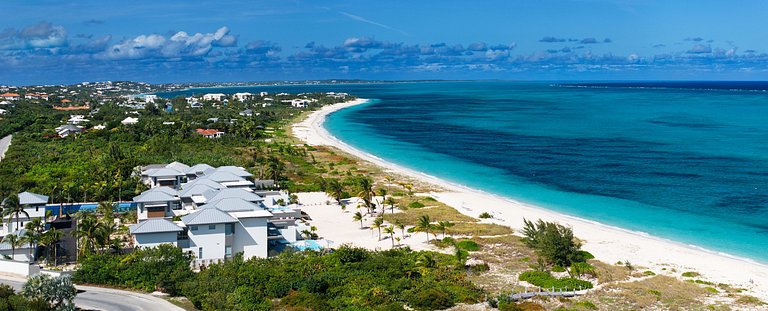 Tci016 – Modern oceanfront villa in Grace Bay