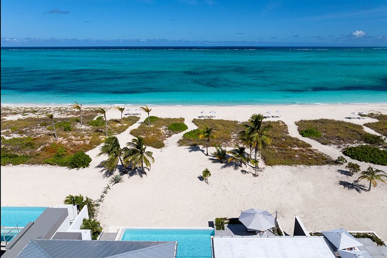 Tci016 – Modern oceanfront villa in Grace Bay