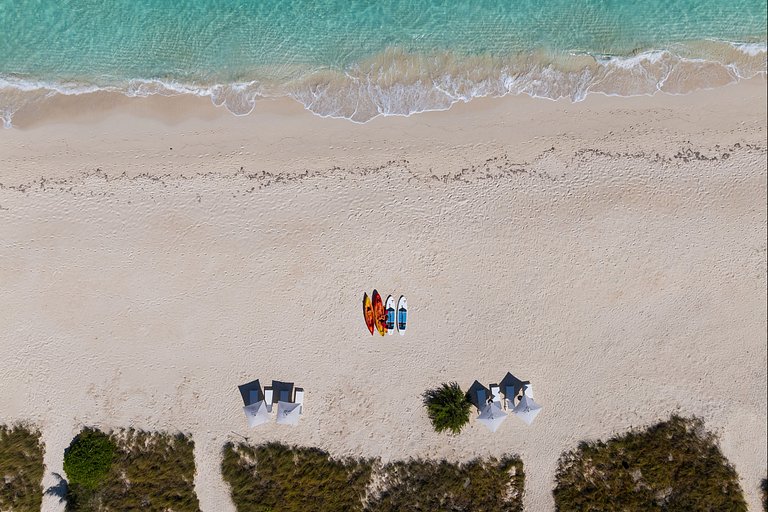 Tci016 – Modern oceanfront villa in Grace Bay