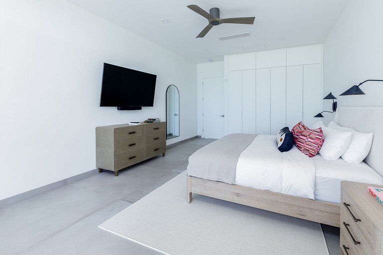 Tci018 – Luxury beachfront villa in Grace Bay