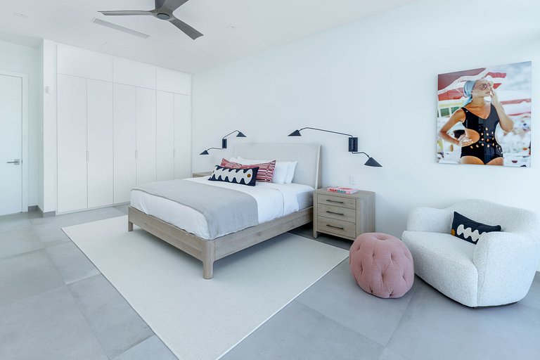Tci018 – Luxury beachfront villa in Grace Bay
