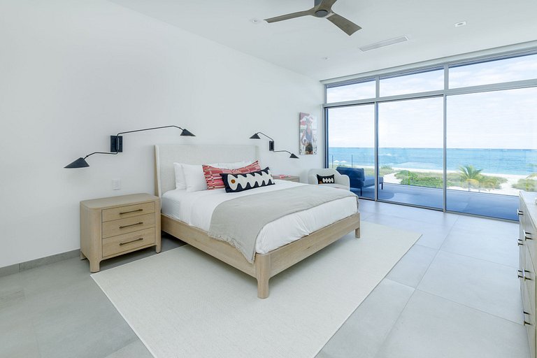Tci018 – Luxury beachfront villa in Grace Bay