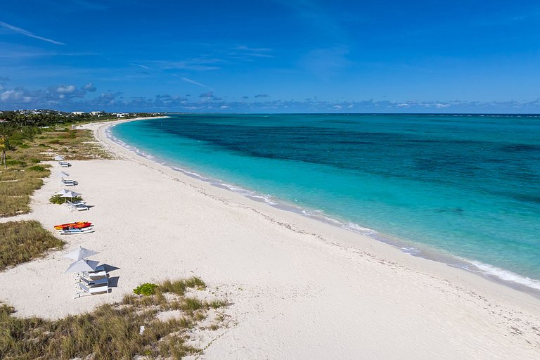 Tci016 – Modern oceanfront villa in Grace Bay