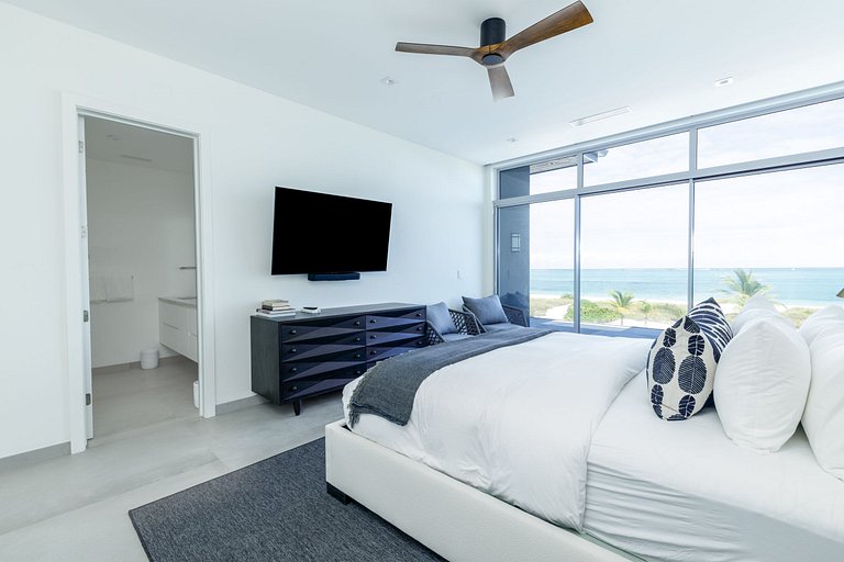 Tci018 – Luxury beachfront villa in Grace Bay