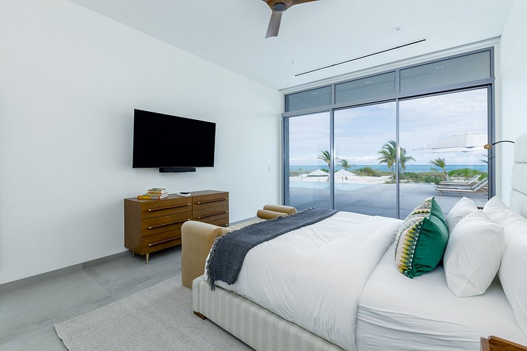Tci018 – Luxury beachfront villa in Grace Bay
