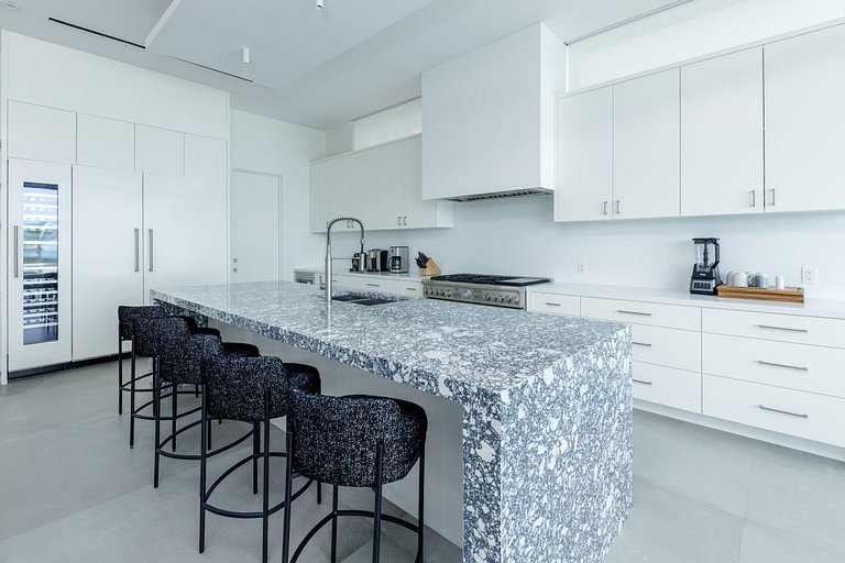 Tci018 – Luxury beachfront villa in Grace Bay