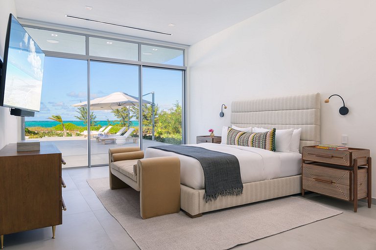 Tci018 – Luxury beachfront villa in Grace Bay