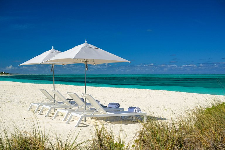 Tci018 – Luxury beachfront villa in Grace Bay
