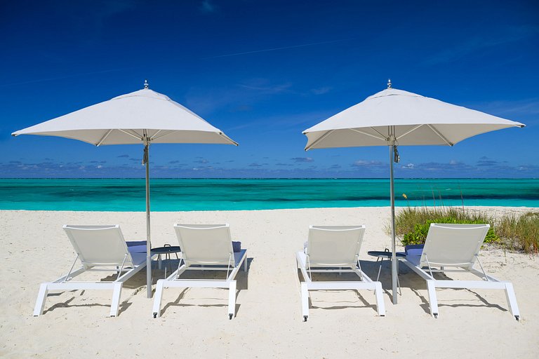 Tci018 – Luxury beachfront villa in Grace Bay