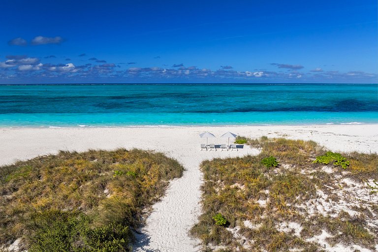 Tci018 – Luxury beachfront villa in Grace Bay