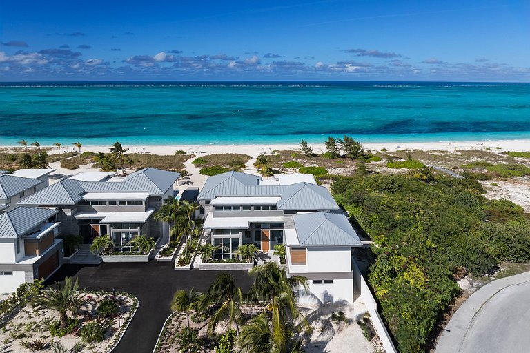 Tci018 – Luxury beachfront villa in Grace Bay