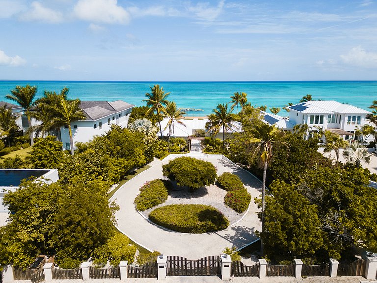 Tci020 – Beachside villa with pool in Grace Bay