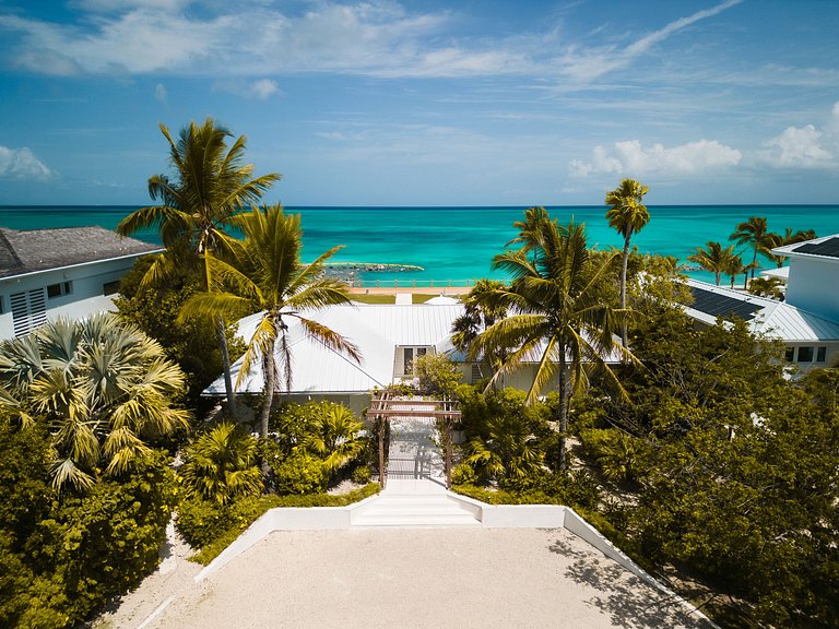 Tci020 – Beachside villa with pool in Grace Bay