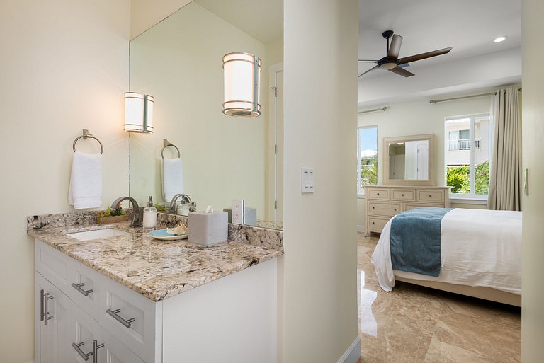 Tci021 – Waterfront villa near Leeward Marina