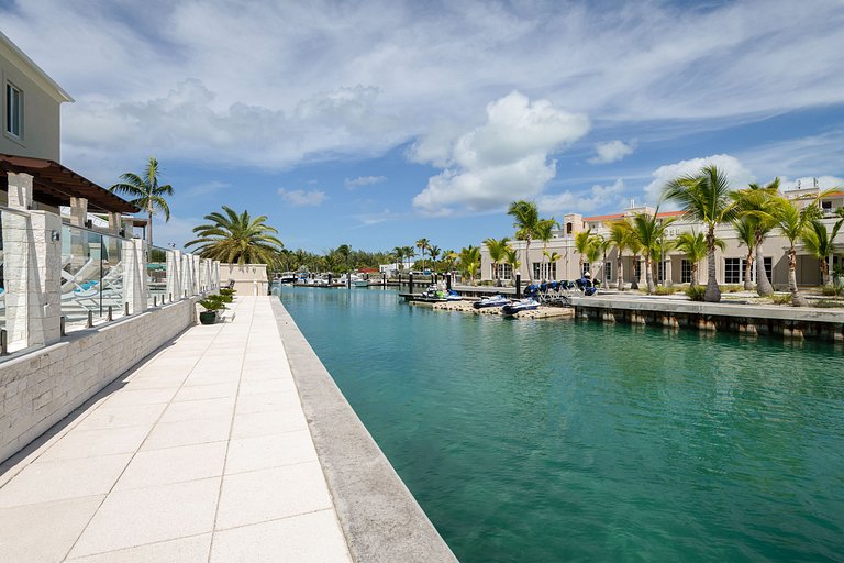 Tci021 – Vila à beira da água perto da Leeward Marina