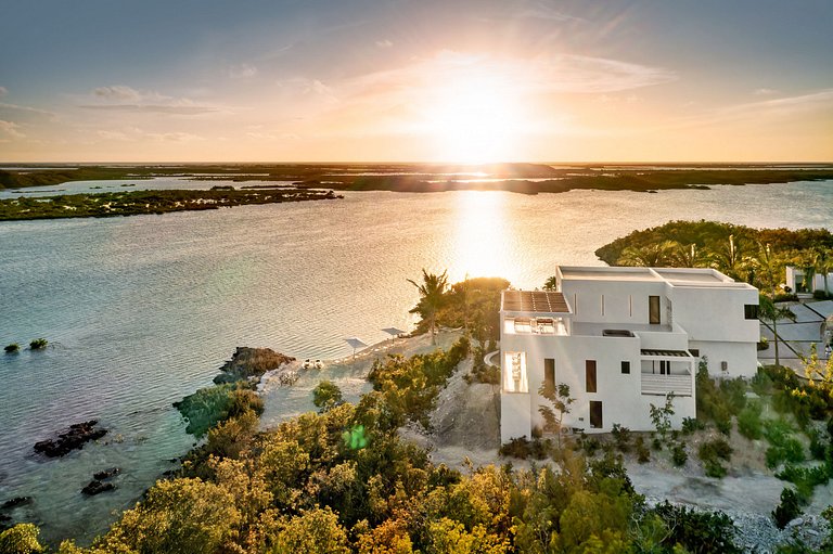 Tci017 – Seafront charming villa in Chalk Sound