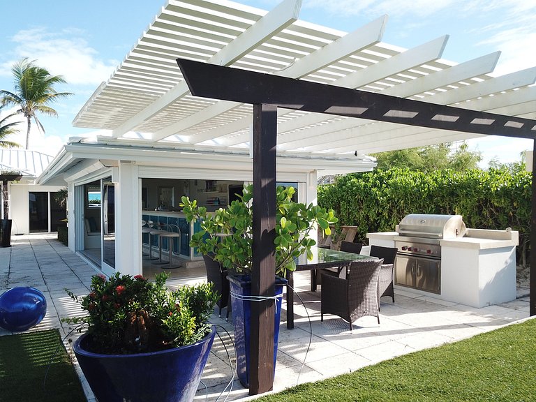 Tci020 – Beachside villa with pool in Grace Bay