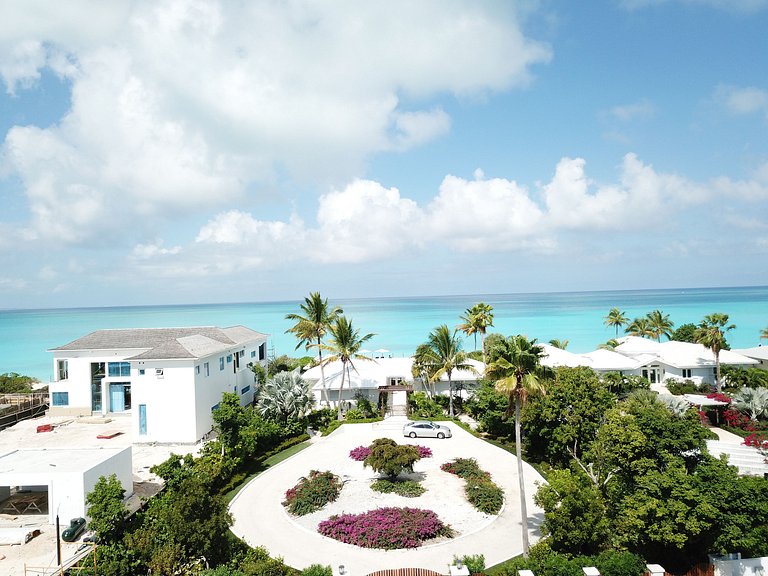 Tci020 – Beachside villa with pool in Grace Bay