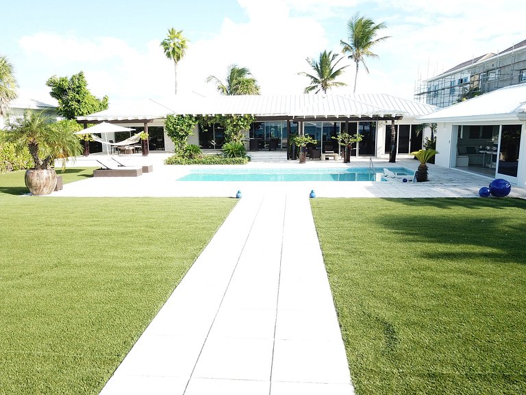 Tci020 – Beachside villa with pool in Grace Bay