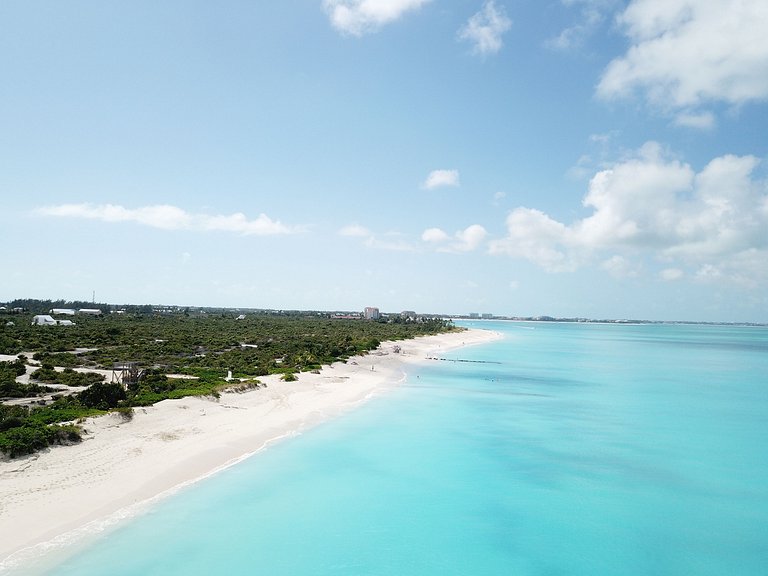Tci020 – Beachside villa with pool in Grace Bay