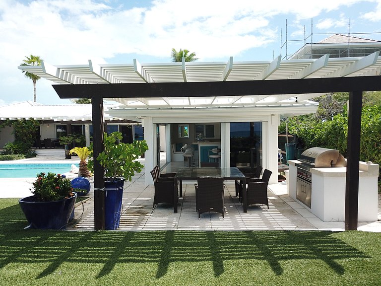 Tci020 – Beachside villa with pool in Grace Bay