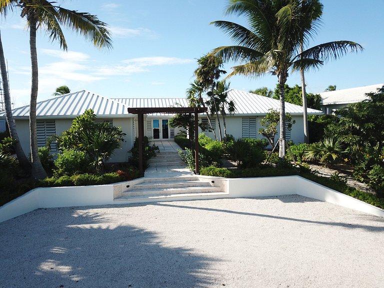 Tci020 – Beachside villa with pool in Grace Bay