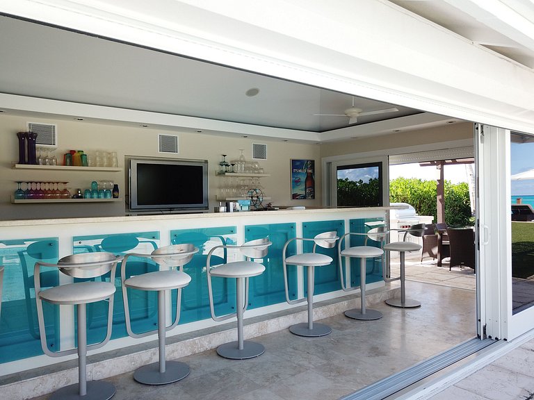 Tci020 – Beachside villa with pool in Grace Bay