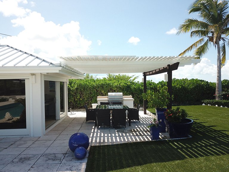 Tci020 – Beachside villa with pool in Grace Bay