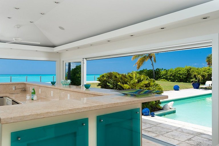 Tci020 – Beachside villa with pool in Grace Bay