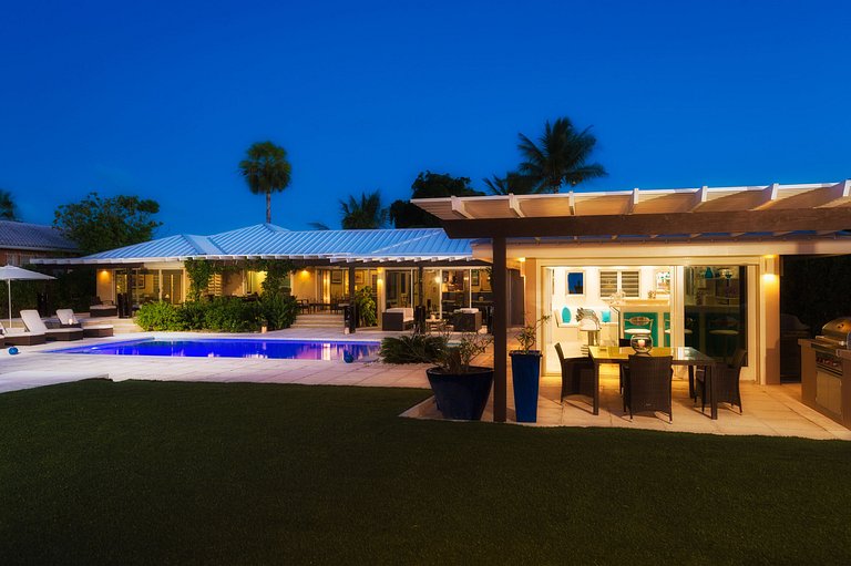 Tci020 – Beachside villa with pool in Grace Bay