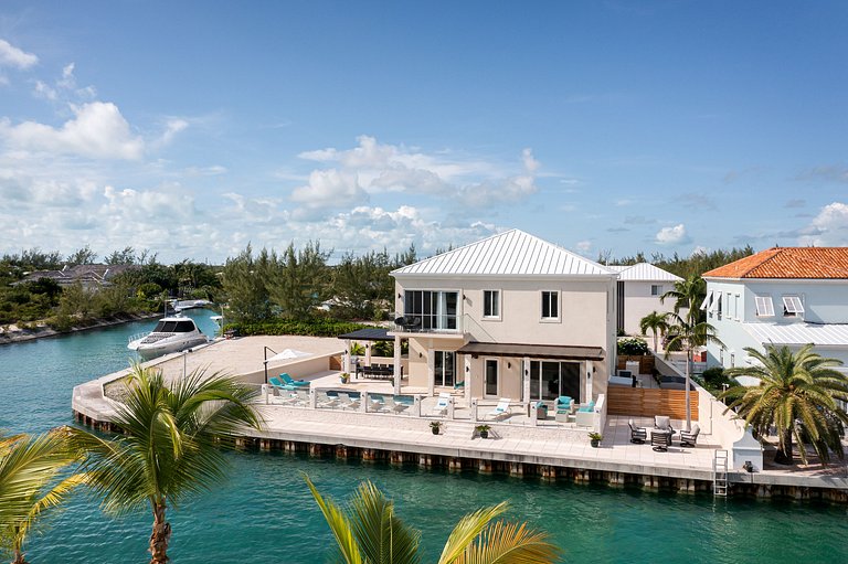 Tci021 – Vila à beira da água perto da Leeward Marina
