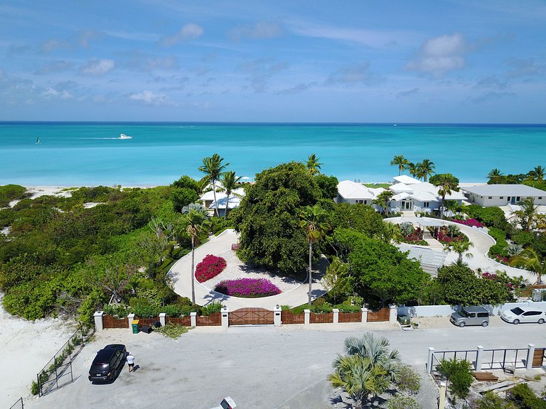 Tci020 – Beachside villa with pool in Grace Bay