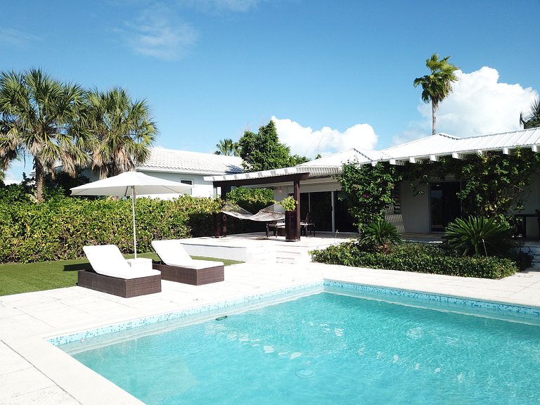 Tci020 – Beachside villa with pool in Grace Bay