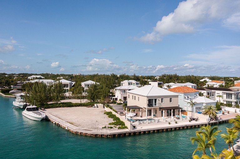 Tci021 – Vila à beira da água perto da Leeward Marina
