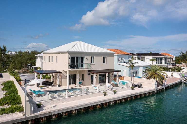 Tci021 – Vila à beira da água perto da Leeward Marina