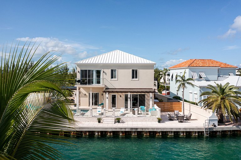 Tci021 – Vila à beira da água perto da Leeward Marina