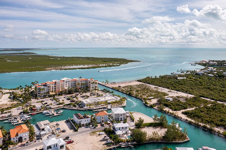 Tci021 – Vila à beira da água perto da Leeward Marina