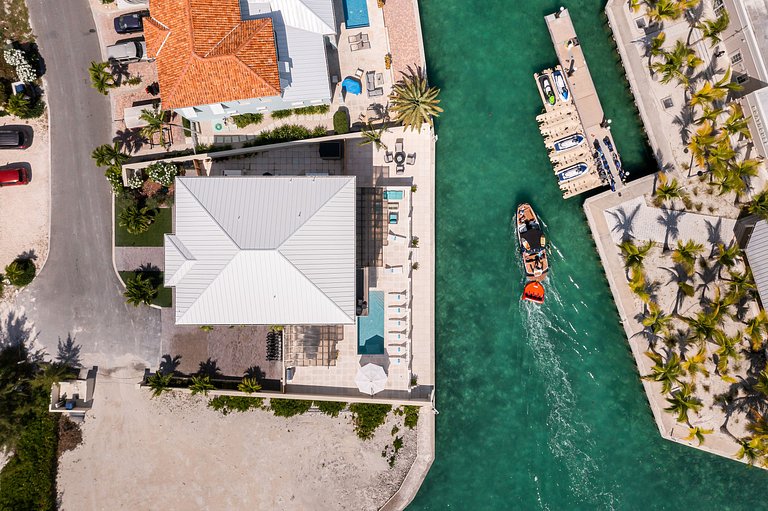 Tci021 – Vila à beira da água perto da Leeward Marina