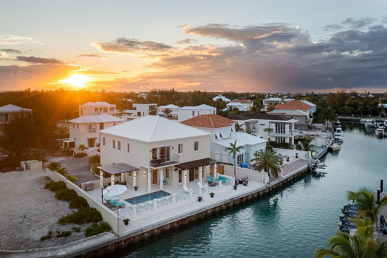 Tci021 – Vila à beira da água perto da Leeward Marina