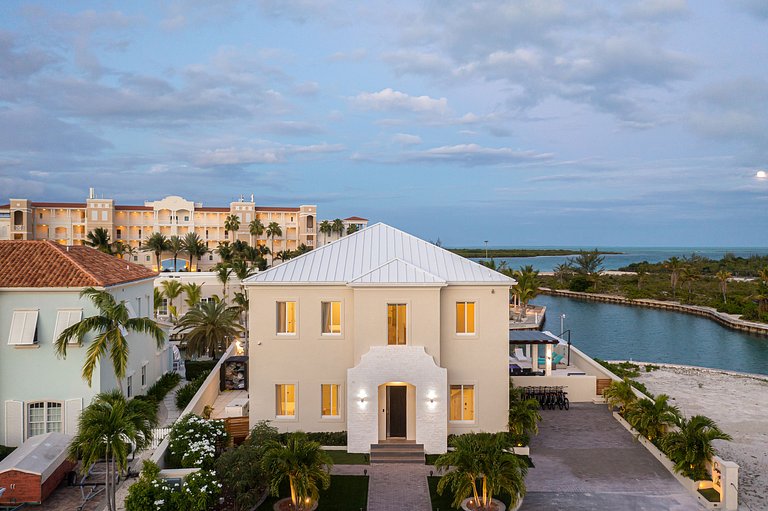 Tci021 – Waterfront villa near Leeward Marina